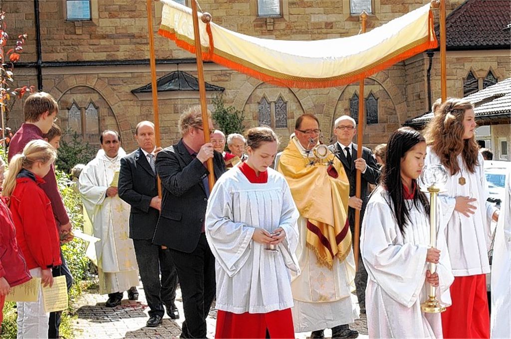 Geistliche aus dem Seelsorgebezirk tragen die Monstranz vor sich her.
