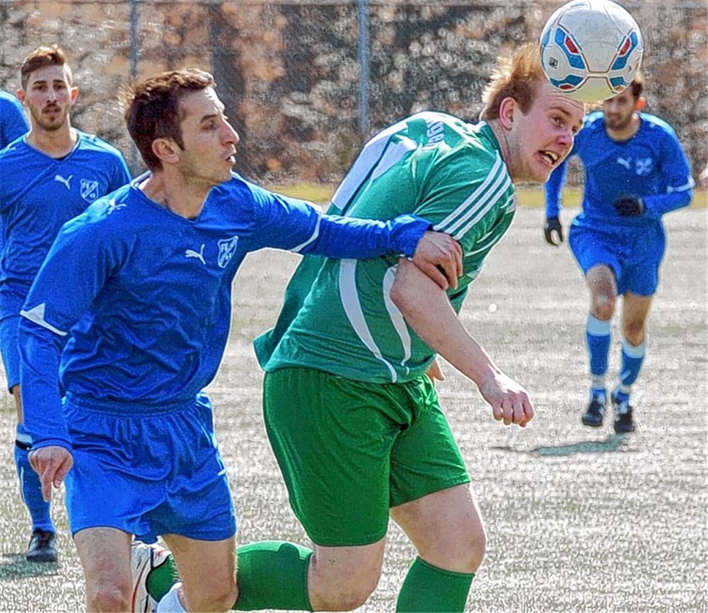 Gekämpft, gewonnen – und in der Tabelle doch keinen Schritt vorangekommen. Der SV Iptingen (in Grün) zeigt gegen Kirchheim immerhin eine passable Leistung. Foto: Fotomoment