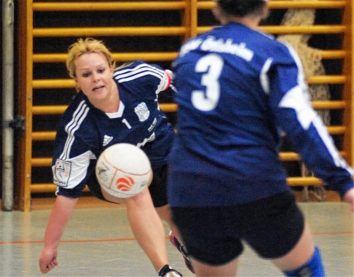 Gekämpft, was das Zeug hält: Die Faustballfrauen des TSV Ötisheim schlagen sich in der 2. Bundesliga wacker. Foto: Fotomoment