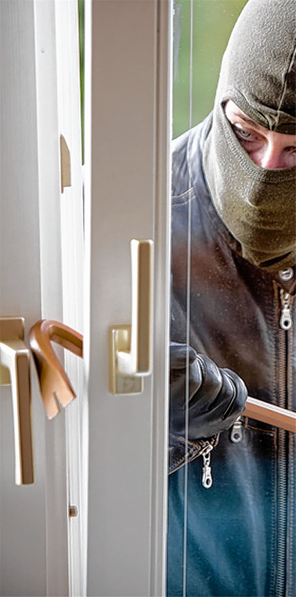 Gekippte Türen oder Fenster öffnet ein Einbrecher in Sekundenschnelle. 