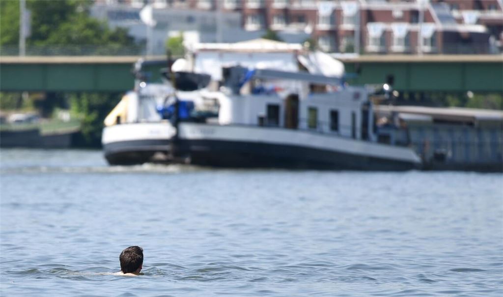 Geklärtes Abwasser fließt in den Neckar – was das für Anwohner und Badegäste bedeutet. (Symbolbild)