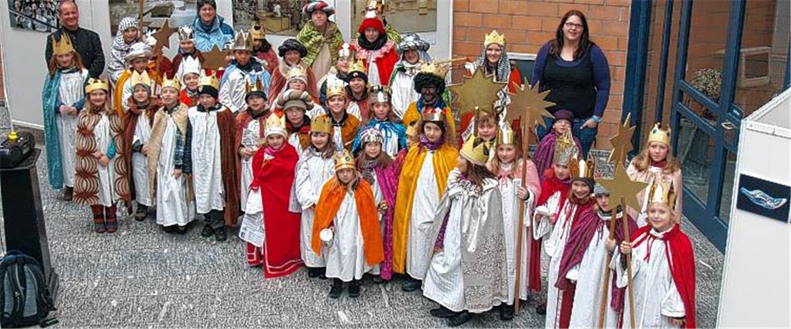 Gekrönte Häupter besuchen das Rathaus, in dem die Mitarbeiter der Verwaltung zuvor schon für die Sternsinger gesammelt haben. 