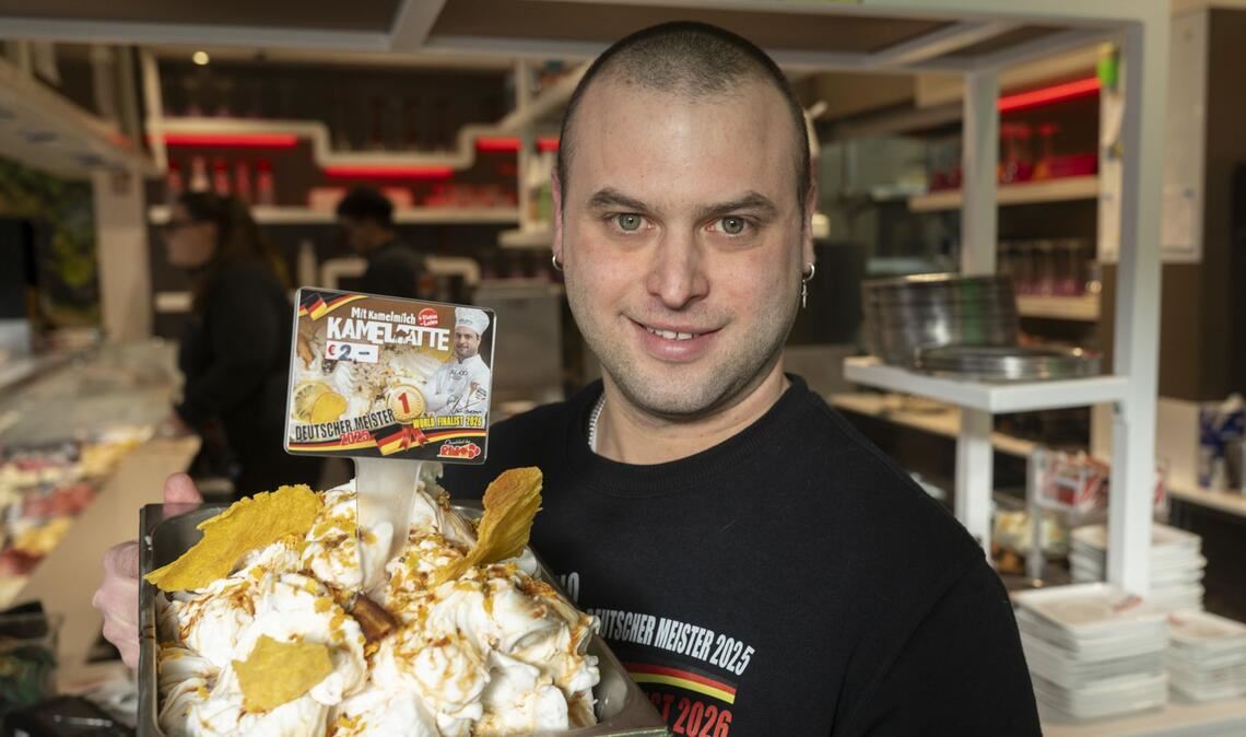 Gelatiere Thomas Micolino hält im Eiscafe Rino ein von ihm kreiertes Kamelmilch-Eis in den Händen (Archivfoto).