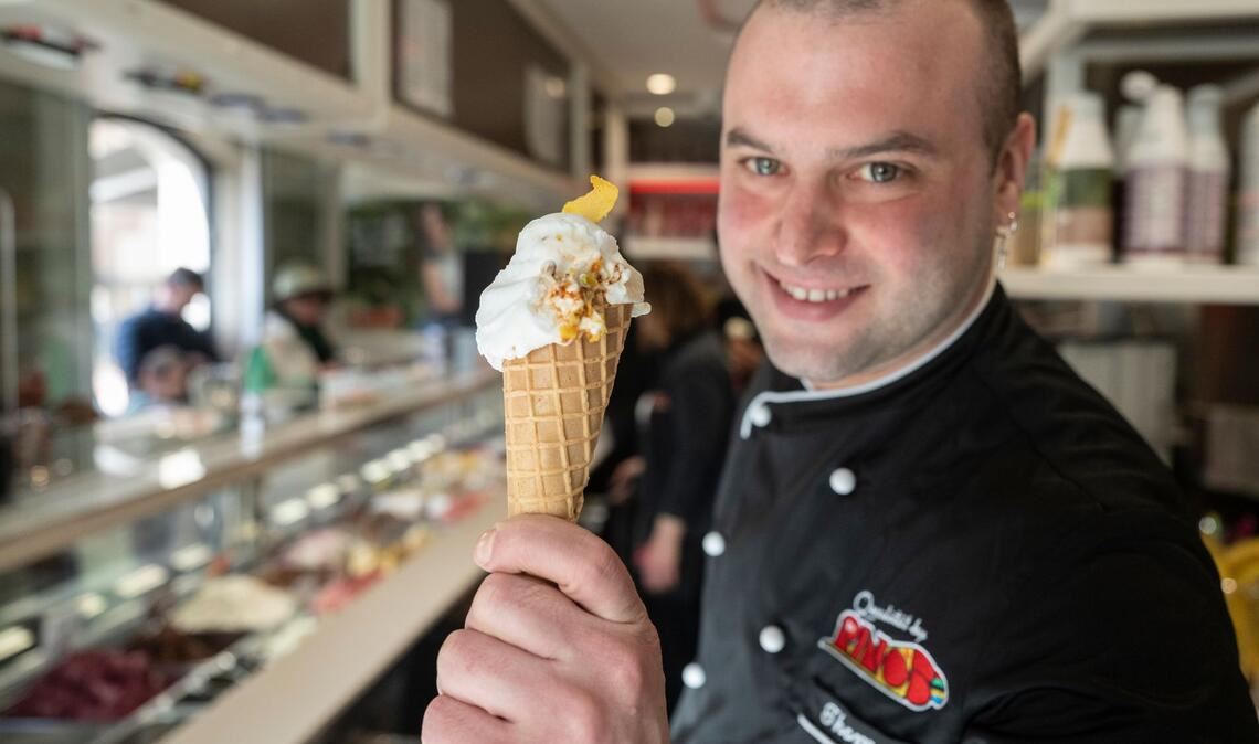 Gelatiere Thomas Micolino mit seinem Kamelmilch-Eis.