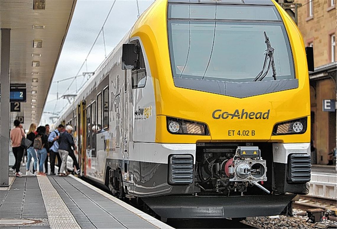 Gelb statt Rot: Mit modernen Zügen – sofern sie schon geliefert sind – gehen zwei private Betreiber auf der Strecke der „Residenzbahn“ an den Start.