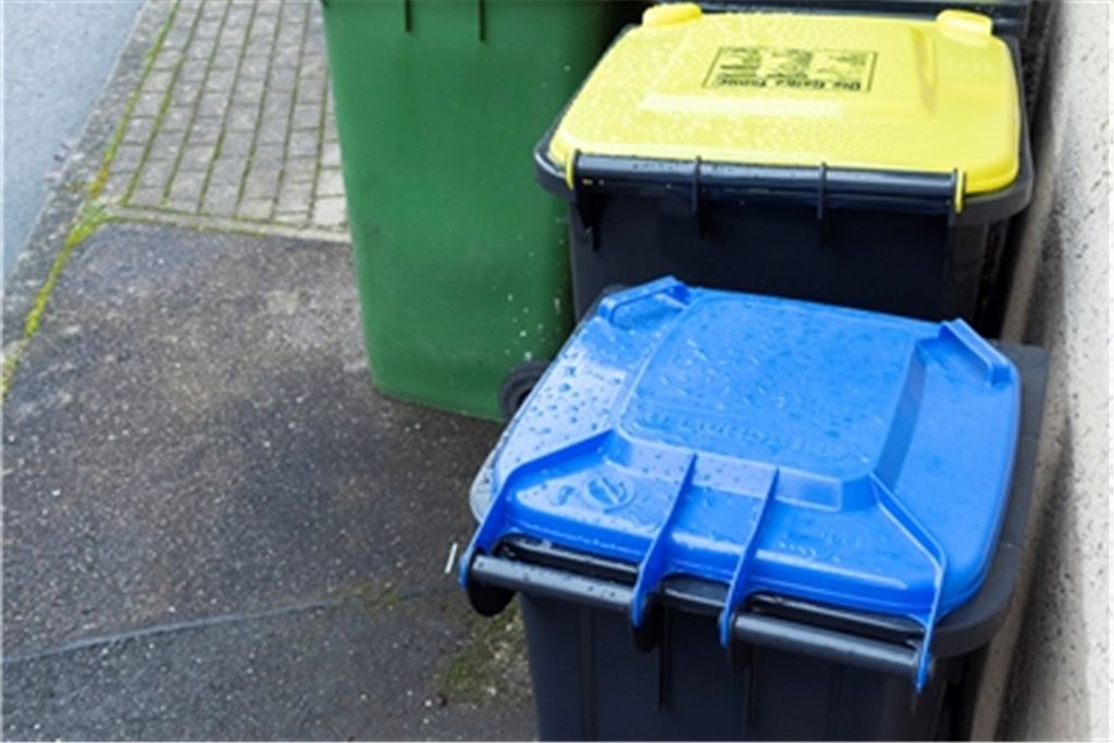 Gelb und blau statt doppelt grün: Der Tonnentausch verläuft turbulent. Foto: Fotomoment