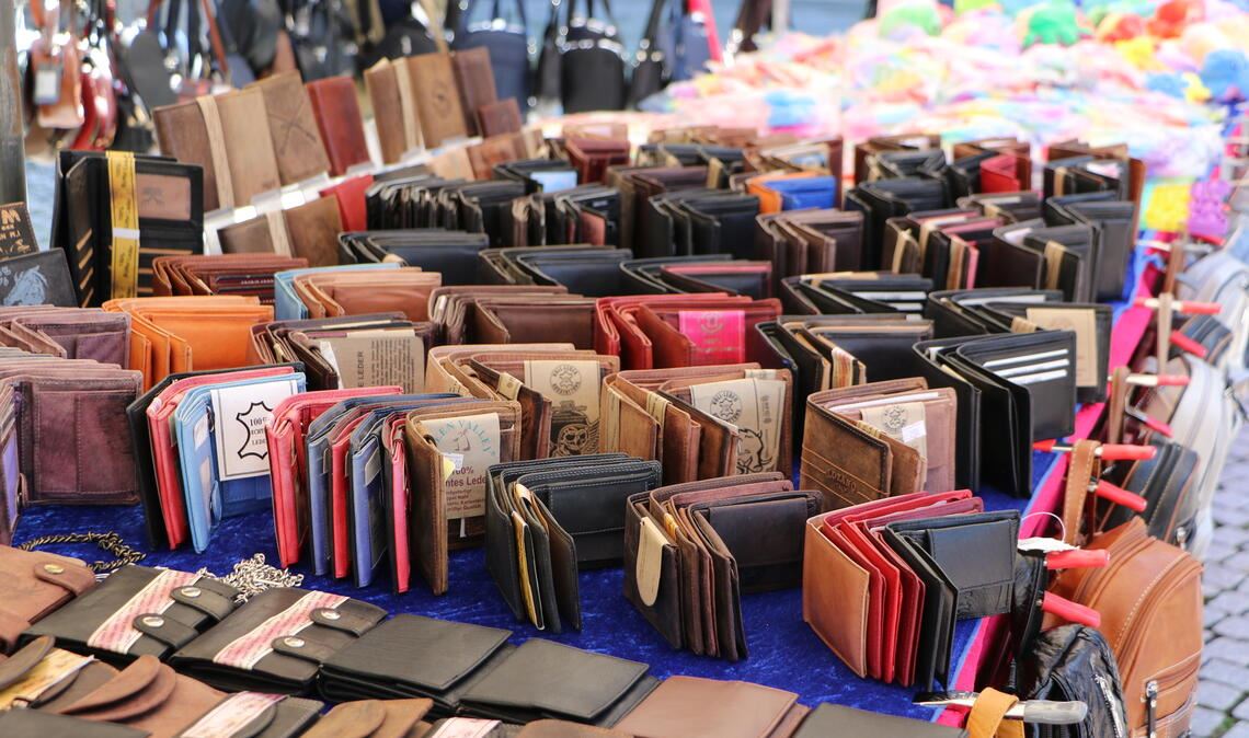 Geldbeutel in Hülle und Fülle – bei einem Krämermarkt in Mühlacker war die Auswahl groß. Doch was ist, wenn die Geldbörse plötzlich fehlt? Foto: Archiv