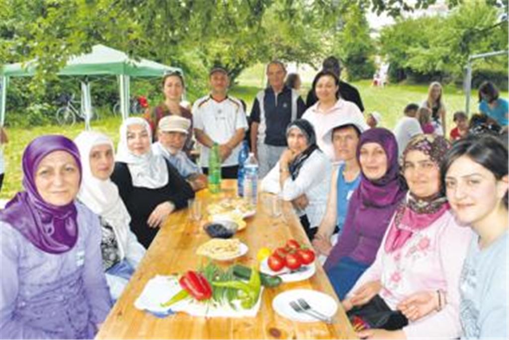 Gelebte Integration: Türkische und deutsche Lomersheimer, die sich nun zu einem Grillfest getroffen haben, setzen auf praktische Annäherung. Der Gesprächskreis Miteinander  WIR in Lomersheim veranstaltet Kochabende, Wanderungen, Kirchen- und Moscheebesuche. Foto: Stahlfeld