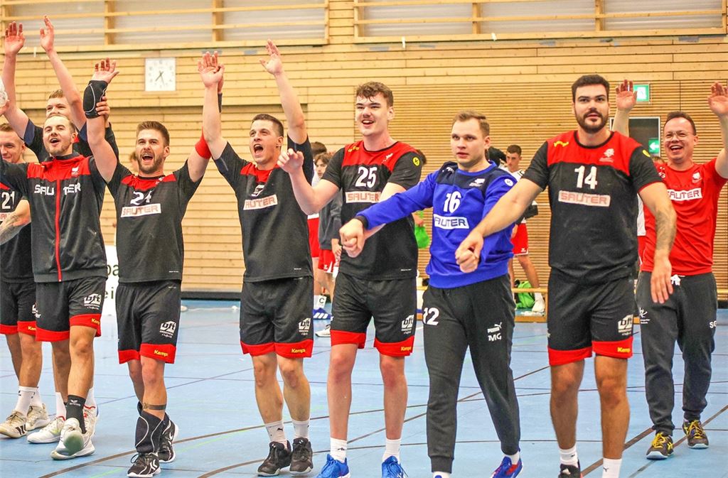 Gelingt Aufsteiger Knittlingen der nächste Sieg? Hier jubeln die Fauststädter nach den ersten Punkten der Saison bei der TSG Pforzheim II, rechts Trainer Sebastian Geider. Foto: jmü