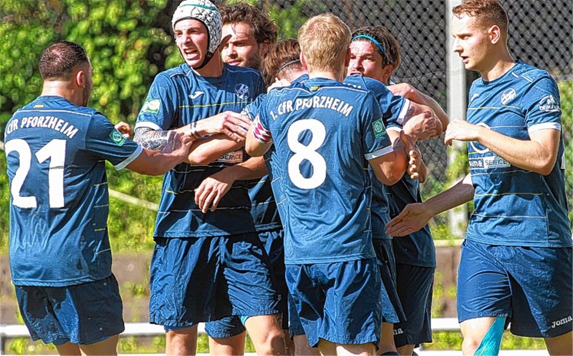 Gelingt der Sprung in die Oberliga, dann jubeln die Spieler des 1. CfR Pforzheim wohl noch weit ausgelassener wie hier nach dem Hinspiel der ersten Relegationsrunde gegen den FC Radolfzell.