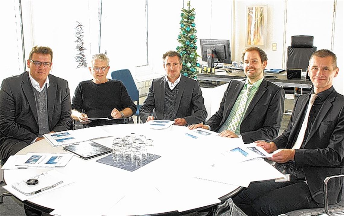 Gelöste Stimmung trotz Millionendefizits: Die Klinikverantwortlichen Dominik Nusser, Professor Jörg Martin und Alex Hechenberger informieren gemeinsam mit Landrat Bastian Rosenau und Finanzdezernent Frank Stephan (v. li.) über die aktuelle Lage und die Pläne für die beiden Kreiskliniken. Kollros