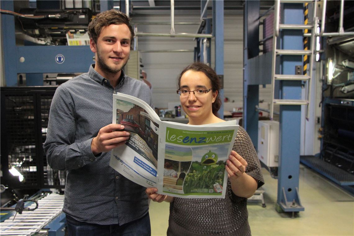 Gelungen: Lukas Huber und Ramona Deeg blättern bei Z-Druck in Sindelfingen in einem der ersten Exemplare des Gartenschau-Magazins.  Foto: Eigner