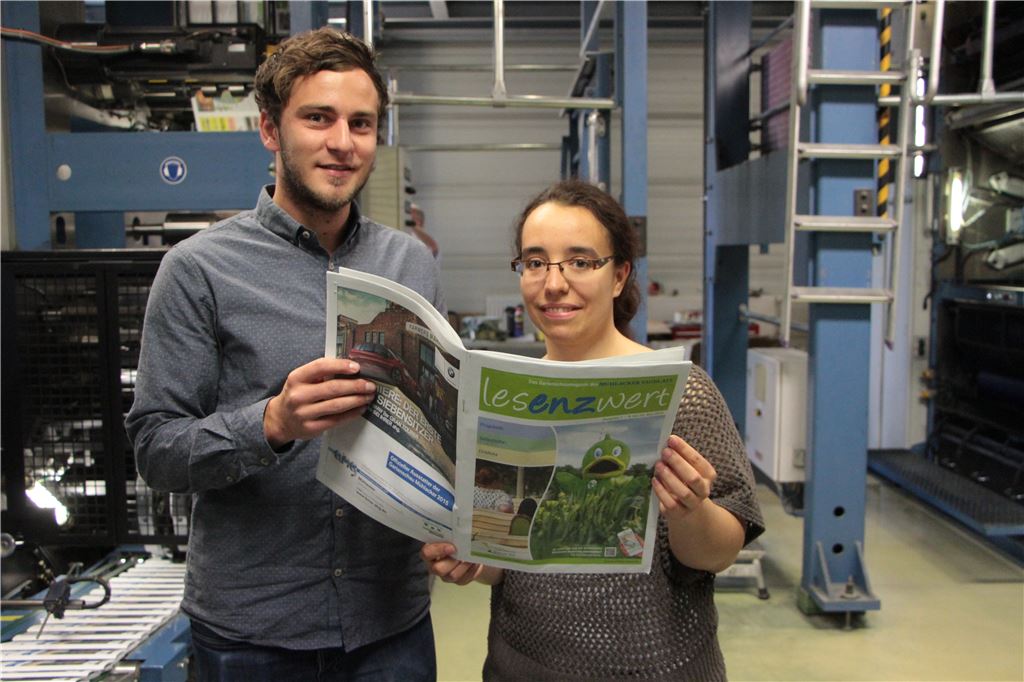 Gelungen: Lukas Huber und Ramona Deeg blättern bei Z-Druck in Sindelfingen in einem der ersten Exemplare des Gartenschau-Magazins.  Foto: Eigner