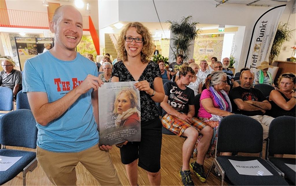 Gelungene Filmpremiere auf der Gartenschau: Karl Stefan Röser und Charlotte Mischler mit dem Plakat zum Film.