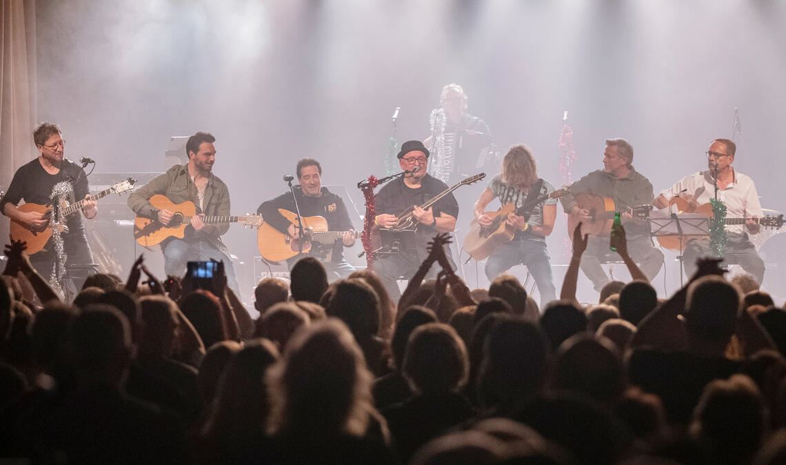 Gelungene Geburtstagsparty der Mühlacker Kultband „Holztrio“: Auf und vor der Bühne herrscht in Enzberg von der ersten Minute an beste Stimmung. Fotos: Fotomoment (2)/Stahlfeld