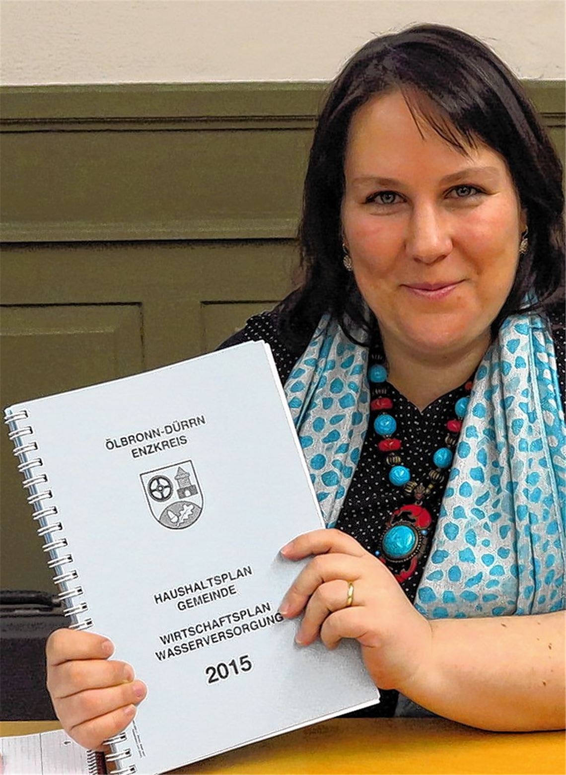 Gelungene Premiere: Anja Klohr, seit Sommer 2014 Kämmerin in Ölbronn-Dürrn, legt ihren ersten selbstverantworteten Haushaltsplan vor. Größtes und teuerstes Projekt der kommenden Jahre ist die Sanierung des Dürrner Rathauses, das zwar von außen schmuck aussieht, ein zeitgemäßes Arbeiten aber kaum noch zulässt.