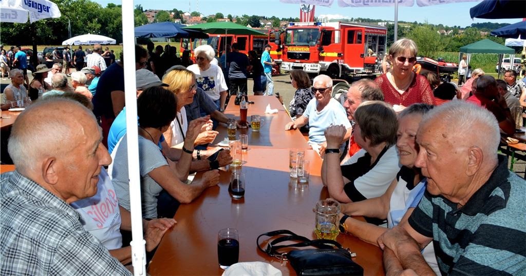 Gelungene Premiere: Über 500 Gäste kommen zum ersten 112-er-Fest, das der RKV Lomersheim und die Feuerwehrabteilung des Stadtteils auf die Beine gestellt haben.Foto: Stahlfeld