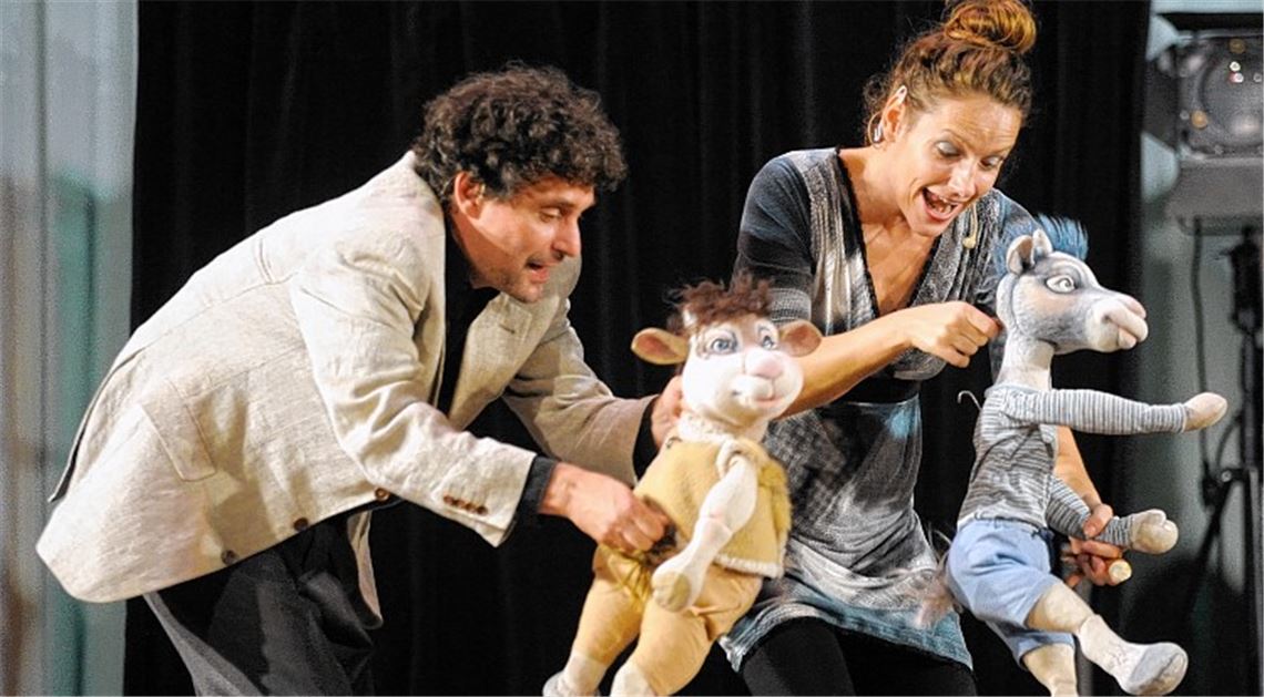 Gelungener Auftakt in Maulbronn: Sandra Jankowski und Frank Klaffke spielen „Der Wolf und die sieben Geißlein bei der Familientheaterwoche.