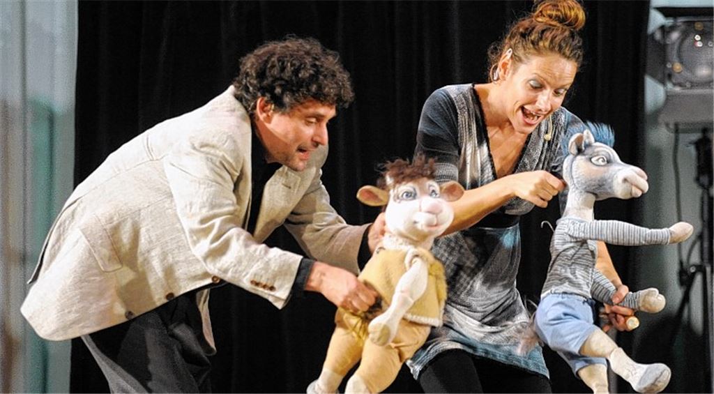 Gelungener Auftakt in Maulbronn: Sandra Jankowski und Frank Klaffke spielen „Der Wolf und die sieben Geißlein bei der Familientheaterwoche.