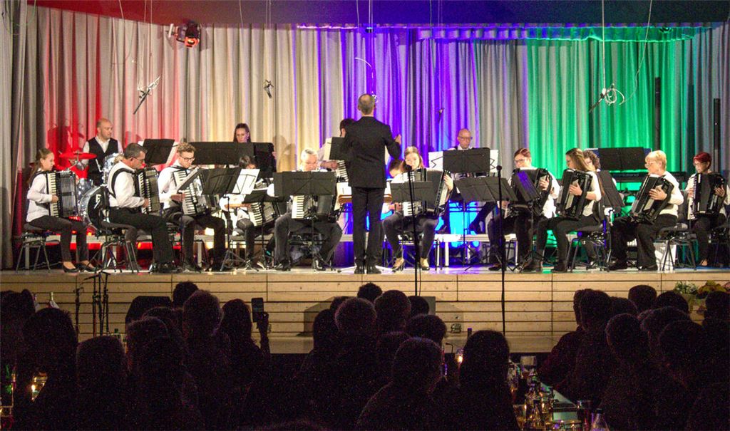 Gelungener Auftritt beim Unterhaltungsabend in der Lindenhalle: das erste Orchester des Harmonika-Spielrings Platte unter der Leitung von Uwe Müller. Foto: Gießler