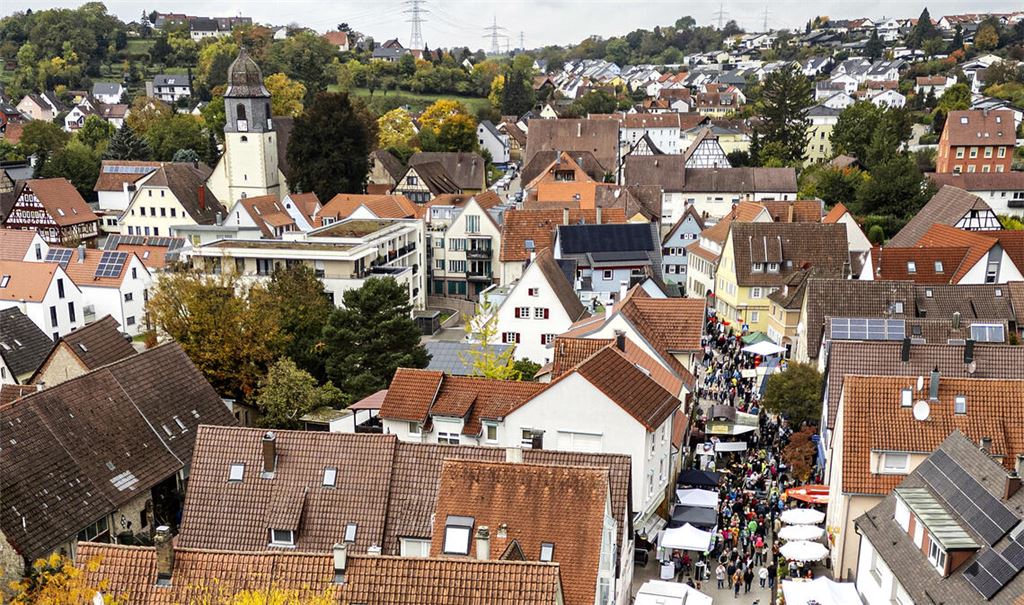 Gelungener verkaufsoffener Sonntag: Tausende Besucher strömen bei bestem Herbstmarkt-Wetter durch die Straßen von Dürrmenz. Fotos: Fotomoment (1)/Stahlfeld