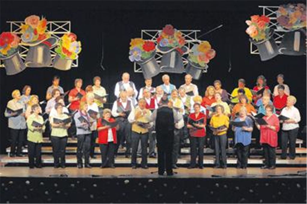 Gelungenes Frühjahrskonzert in der Stromberghalle: die Sängerinnen und Sänger der Eintracht Illingen beim Auftritt vor ausverkauftem Haus.
Foto: Fotomoment