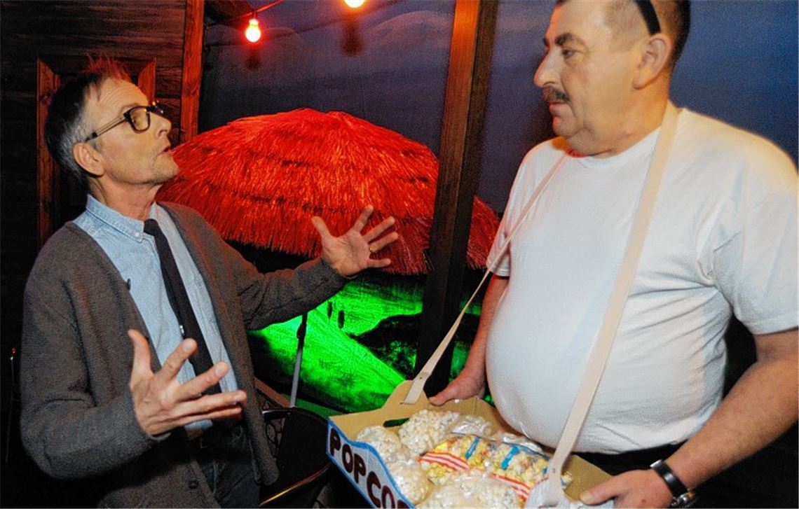 Gemeindeamtmann Anton (Gerd Rüßmann-König, li.) hat seine Probleme mit neuen Vermarktungsstrategien, zu denen auch ein Popcorn-Verkäufer (Thomas Engel) zählt.