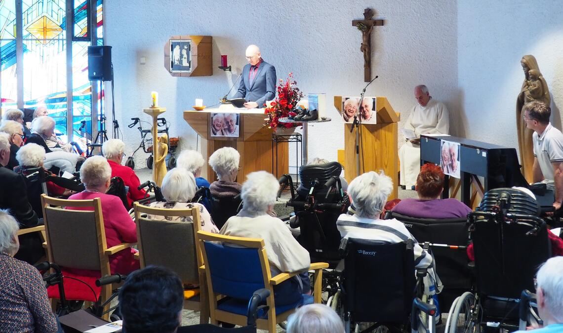 St. Franziskus feiert mit Grillduft, Musik und Europa Gemeindediakon Peter Feldtkeller und Personalreferent Peter Förster vermitteln in der Andacht die Bedeutung von Freundschaft, Gemeinschaft und Zusammenhalt. Foto: Müller