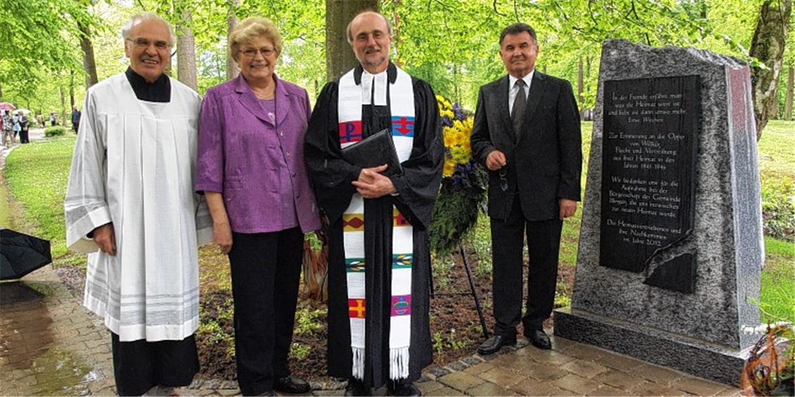 Gemeinderat Johann Sturm, Pfarrer Wolfgang Schlecht, Helga Krauth als Sprecherin der Heimatvertriebenen und Franz Hebeda von der katholischen Kirchengemeinde (v. re.) halten die Festreden bei der Einweihung des Gedenksteins.