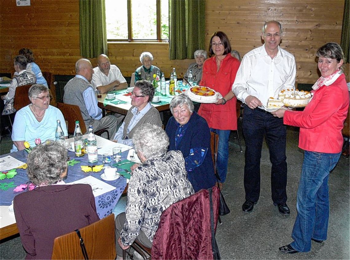 Gemeinderat und Gemeindeverwaltung – im Bild Bürgermeisterin Sigrid Hornauer mit den Gemeinderats-Fraktionsvorsitzenden Rolf Fazler (Freie Wähler) und Marie-Luise Rohde (SPD, v. re.) – bewirten die Besucher bei der „Maifeier des goldenen Alters“ in Sternenfels.