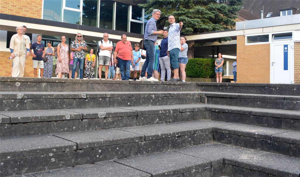 Gemeinderat vor Ort: In der nächsten Sitzung des Gremiums soll der Startschuss zur Umgestaltung des Illinger Schulgeländes fallen. Beim Atrium fehlen Schattenplätze. Fotos: Stahlfeld