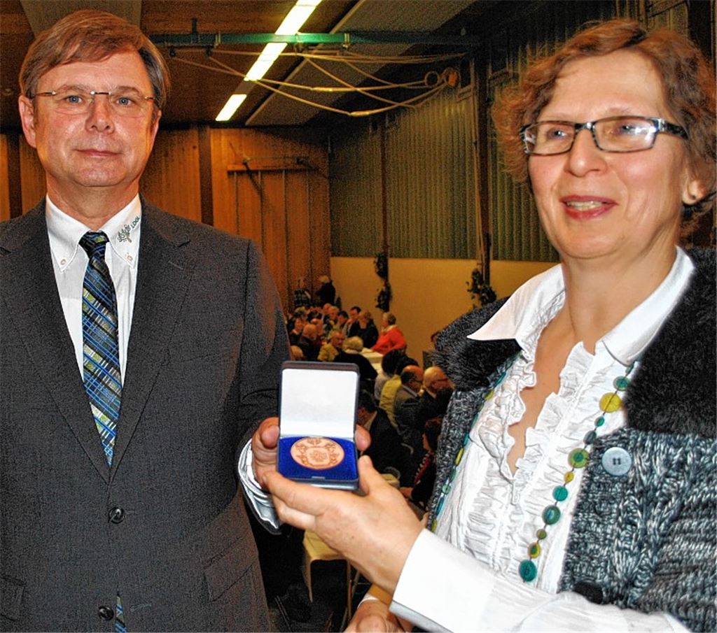 Gemeinderatskollegen unter sich: Vizepräsident Jürgen Metzger überreicht die Ehrenmedaille des Landesverbandes an die Mühlhäuser Vereinsvorsitzende Dr. Ulrike Fuchs.