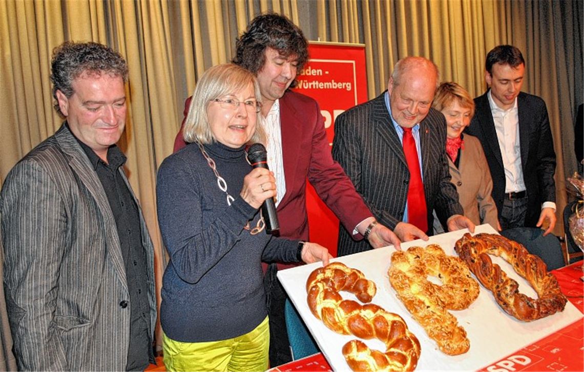 Gemeinderatskollegen von anderen Fraktionen – v. li.: Peter Pförsich (Grüne), Ingeborg Beller (UBL) und Eric Schach (CDU) – haben gebacken: Zur Jubiläumsfeier der Illinger SPD gibt es Hefezopf .
