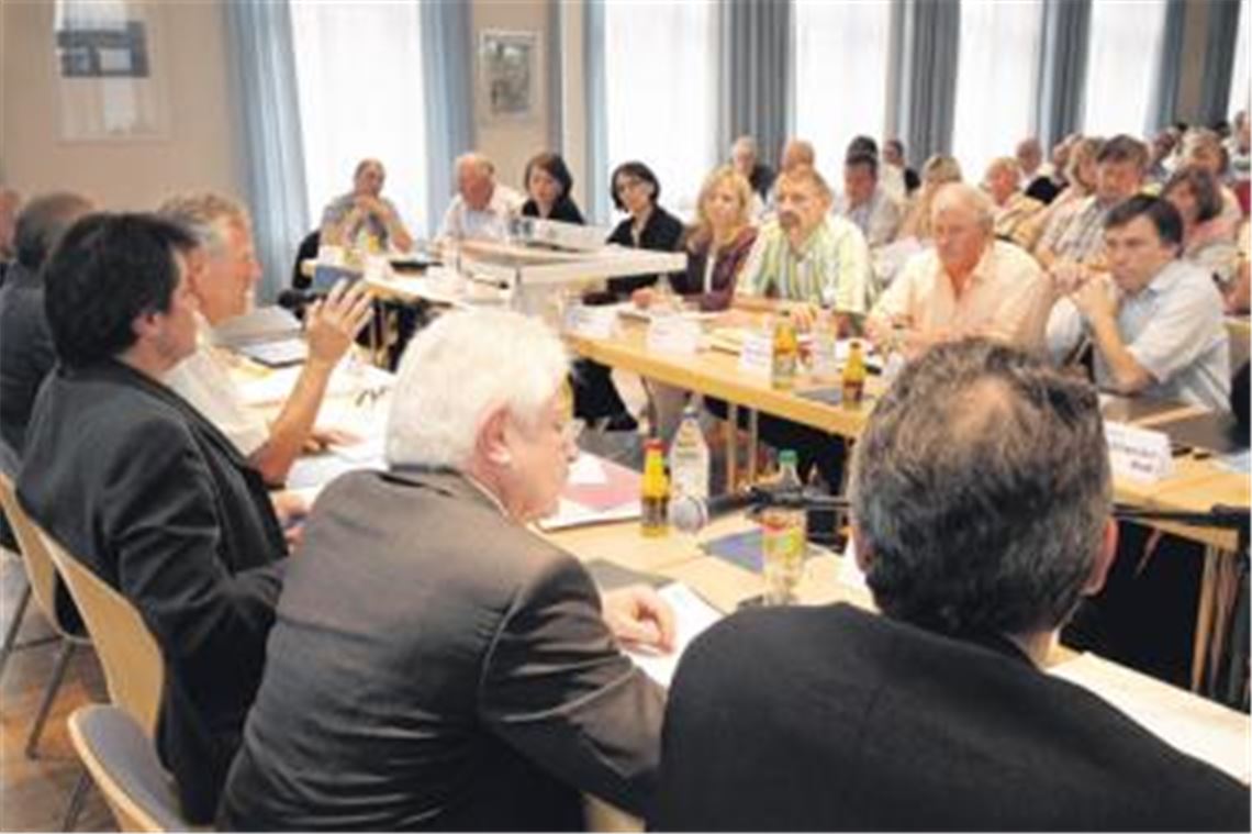 Gemeinderatssitzung mit Regierungspräsident Dr. Rudolf Kühner in Niefern. Heiß diskutiertes Thema ist der Ausbau der A 8.
Foto: Tilo Keller
