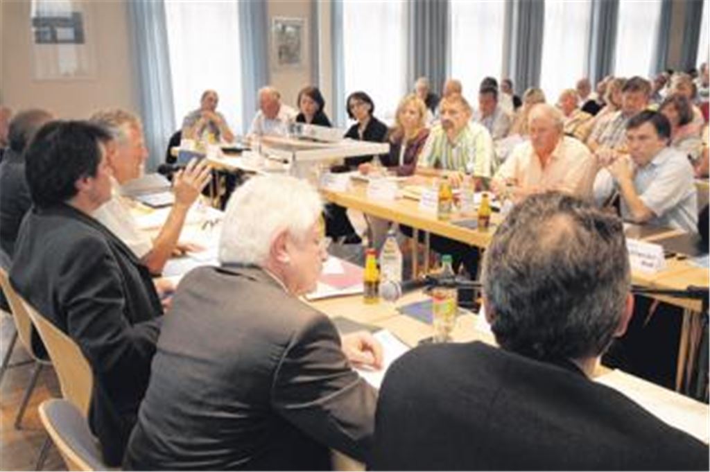 Gemeinderatssitzung mit Regierungspräsident Dr. Rudolf Kühner in Niefern. Heiß diskutiertes Thema ist der Ausbau der A 8.
Foto: Tilo Keller
