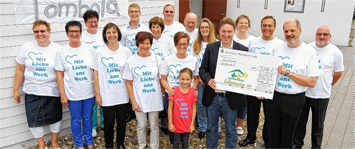 Gemeindevorsteher Ralf Schiller (2.v.re.) übergibt eine Spende von 2200 Euro an Stefan Weber vom Förderverein der Familienherberge Lebensweg. Foto: Fotomoment