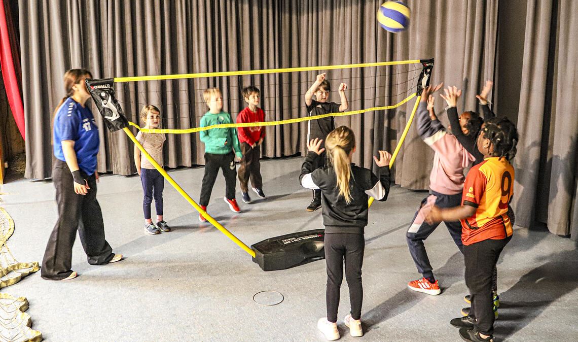 Gemeinsam am Ball: die Kinder beim Ferienprogramm in Großglattbach. Foto: privat