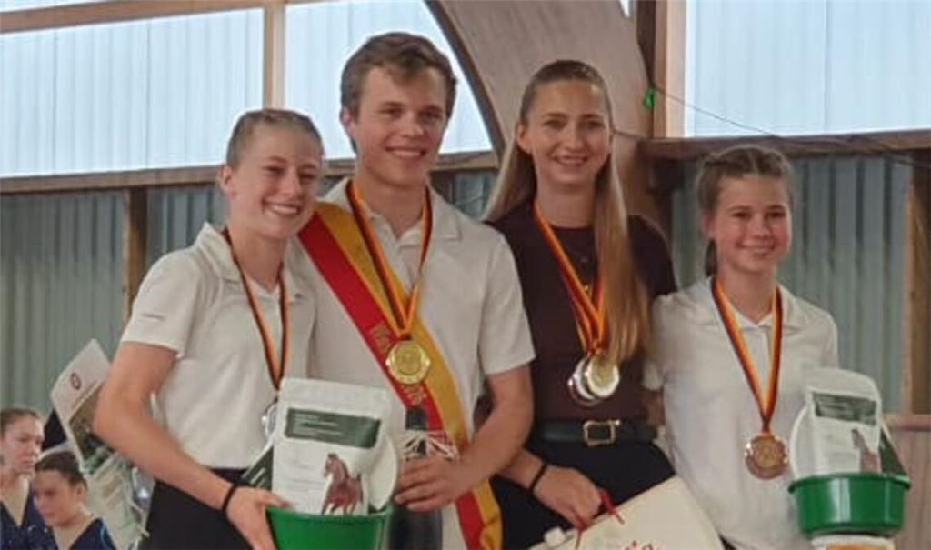Gemeinsam auf dem Podest: Jule Genthner, Tom Lehner, Trainerin Denise Kiontke und Smilla Schmoll (v.li). Foto: Lehner