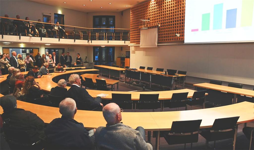 Gemeinsam die Ergebnisse verfolgen: Der große Ratssaal im Mühlacker Rathaus wird am Wahlabend wieder zum Treffpunkt der lokalpolitischen Szene. Foto: Schüller