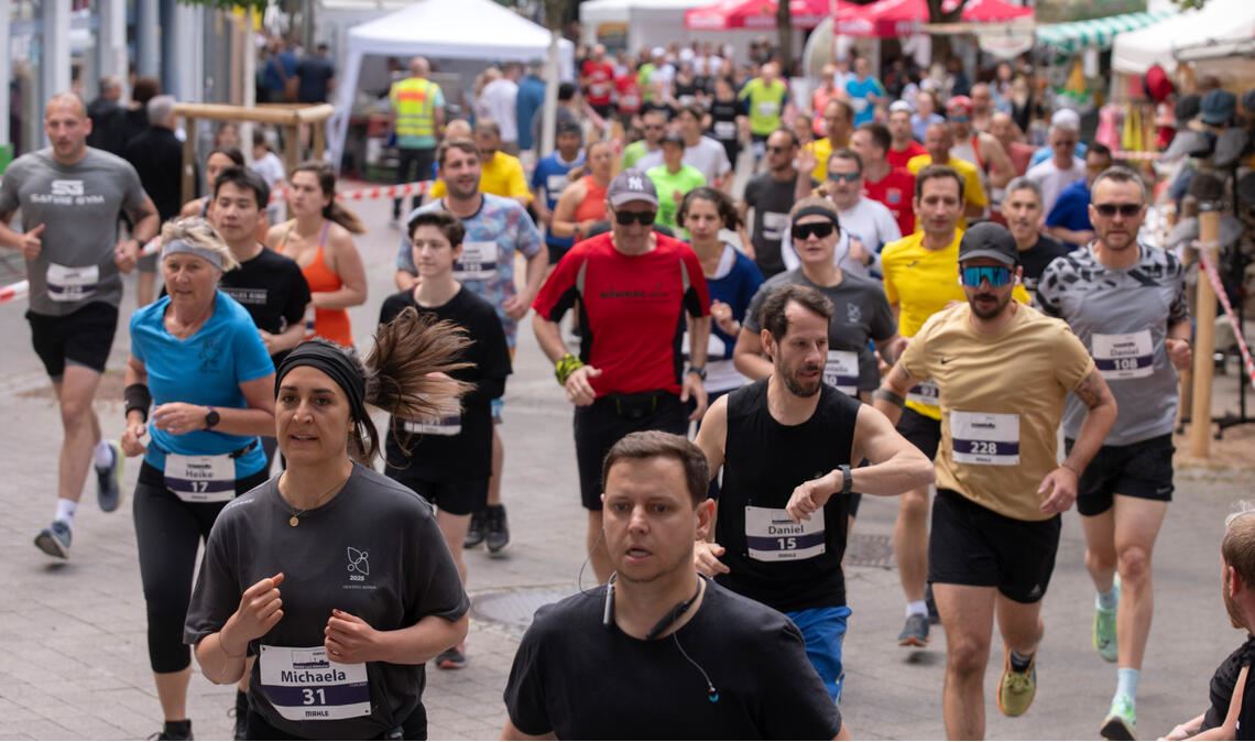Gemeinsam durch die Bahnhofstraße.