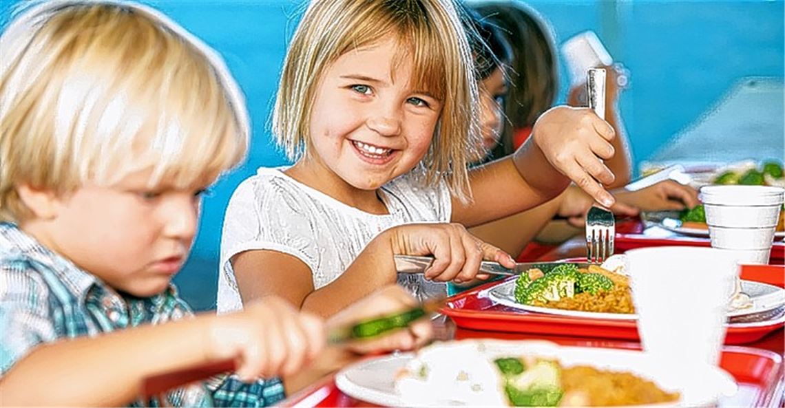 Gemeinsam essen: In Illingen wird für die Gemeinschaftsschule eine Mensa gebaut. Während jetzt klar ist, wo das Gebäude mit Platz für 130 Schüler entstehen soll, gibt es mit Blick auf das nächste Schuljahr noch Unwägbarkeiten. Weil die Schülerzahlen im Sommer steigen, reicht das Foyer der Stromberg-Sporthalle, wo die Kinder zurzeit essen, laut Schulleitung als Provisorium nicht mehr aus. Der Gemeinderat und die Verwaltung müssen für dieses Problem eine Lösung finden, bis die neue Mensa fertig ist. Der Neubau soll laut Verwaltung noch vor den Sommerferien in Angriff genommen werden