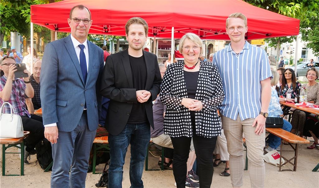 Gemeinsam feiern sie mit den Genossen das 125-jährige Bestehen des Ortsvereins Mühlacker: OB Frank Schneider, Kevin Kühnert, Katja Mast und Paul Renner (v. li.). Fotos: Friedrich