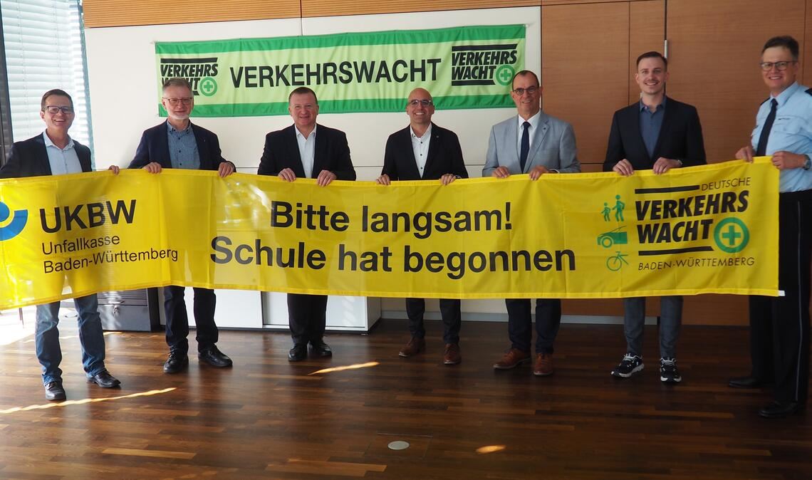„Sichtbar, sicher, selbstbewusst“ Gemeinsam für die Sicherheit der Erstklässler: Die Verkehrswacht Mühlacker und ihre Partner präsentieren das Banner zum Schulanfang (v.li.): Oliver Müller, Michael Rieger, Gerd Owczarek, Stefan Kübler, Frank Schneider, Tobias Lichter und Andreas Stäble. Foto: Müller