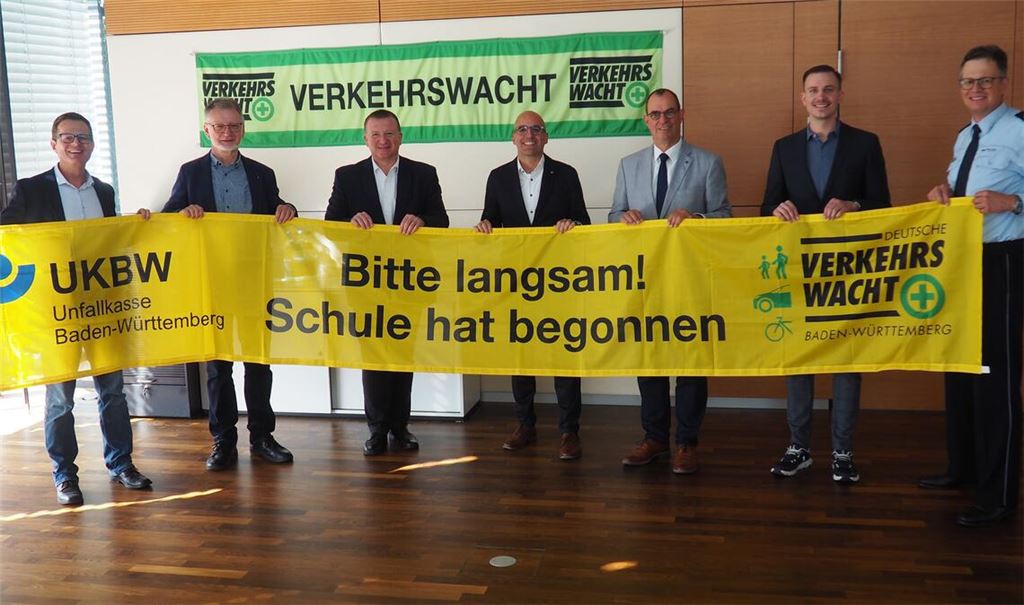 Gemeinsam für die Sicherheit der Erstklässler: Die Verkehrswacht Mühlacker und ihre Partner präsentieren das Banner zum Schulanfang (v.li.): Oliver Müller, Michael Rieger, Gerd Owczarek, Stefan Kübler, Frank Schneider, Tobias Lichter und Andreas Stäble. Foto: Müller