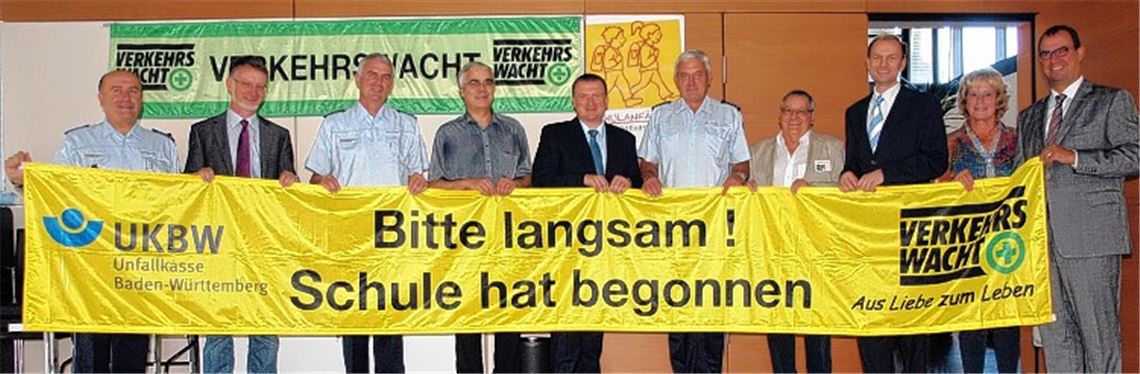Gemeinsam für mehr Sicherheit: Vertreter von Verkehrswacht, Stadt, Landratsamt und Polizei rufen die Autofahrer zum Schuljahresbeginn zur besonderen Vorsicht und Rücksichtnahme auf.