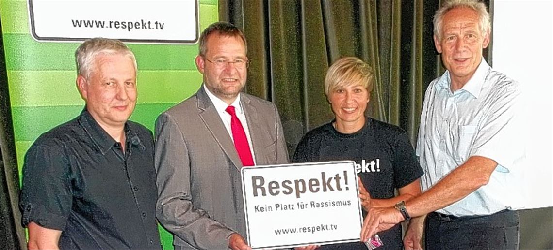 Gemeinsam gegen Intoleranz (v.re.): Erster Bevollmächtigter Martin Kunzmann, die frühere Fußballnationalspielerin Sandra Minnert, OB Gert Hager und Gewerkschaftsvize Martin Kolb.