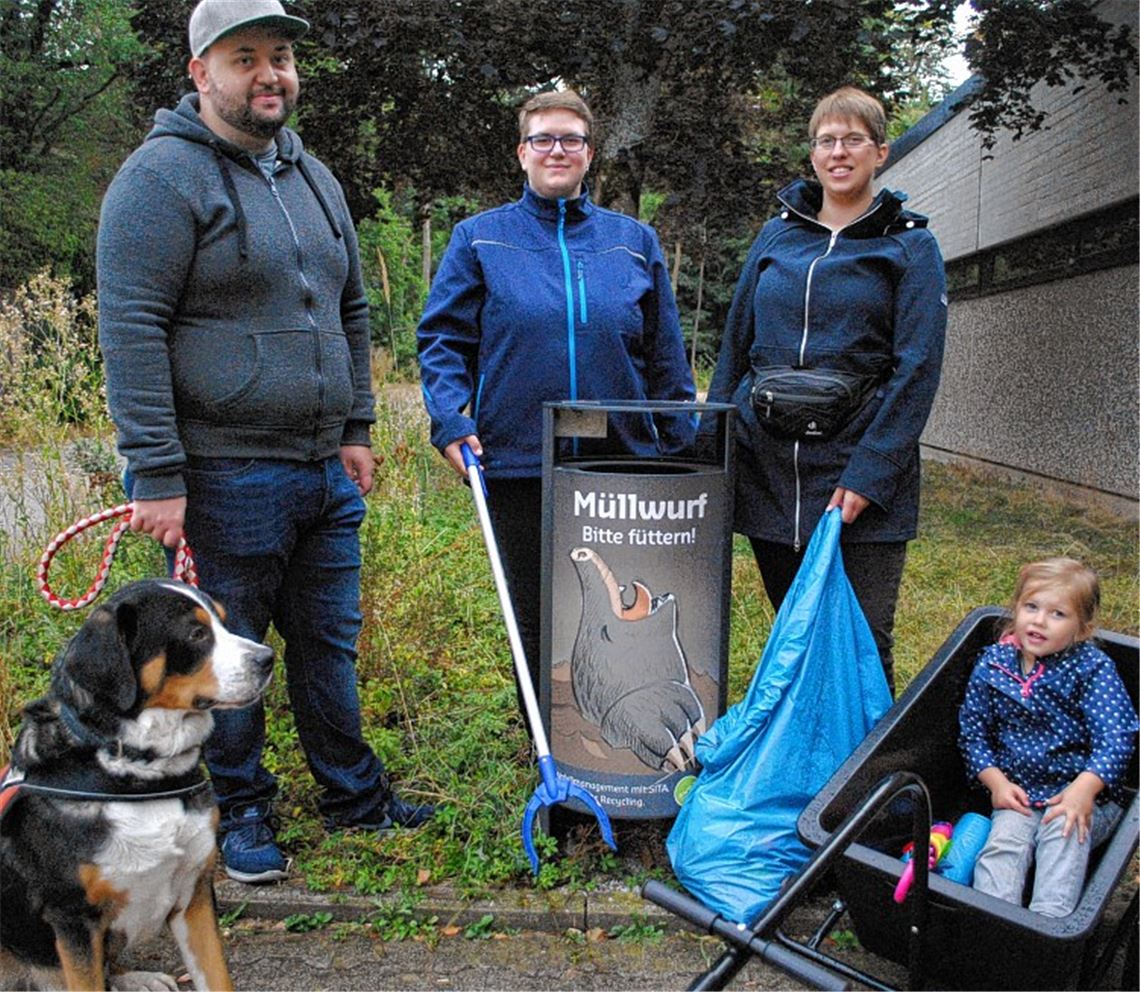 Beim Spaziergang Müll einsammeln