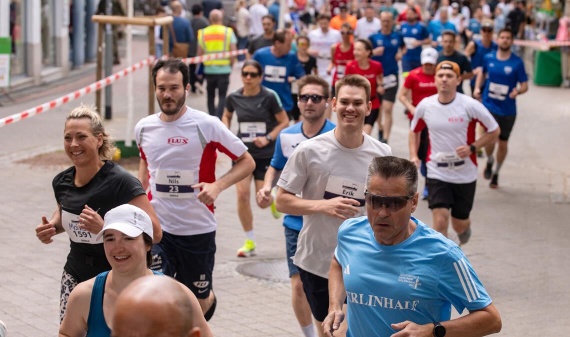 Gemeinsam geht es durch die Bahnhofstraße.