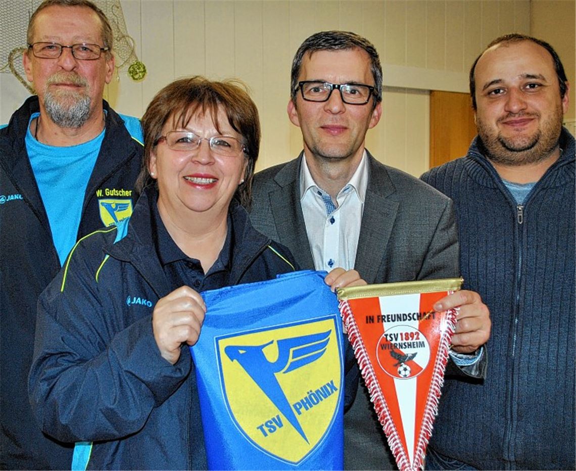 „Gemeinsam geht mehr“, finden die Verantwortlichen: Wolfgang Gutscher (v.li.), Annemarie Gutscher, Johann Reinholz und Slave Postolovski werben für die gemeinsame A- und B-Jugend von TSV Phönix Lomersheim und TSV 1892 Wiernsheim.