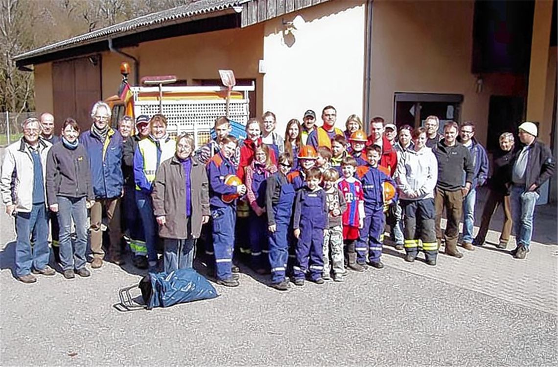 Gemeinsam haben junge und erwachsene Helfer in Sternenfels geputzt. Foto: Garhöfer